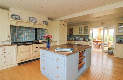 Aberporth Cabaña | PEN Y GRAIG, luxury holiday cottage, with open fire in Aberporth