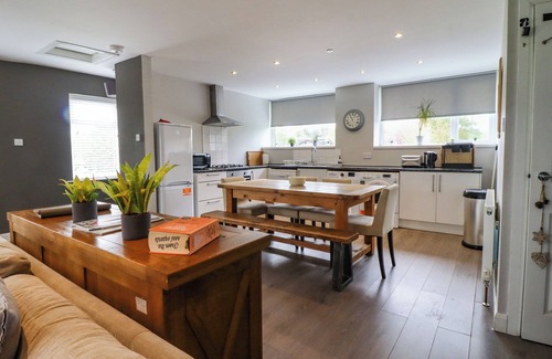Blackburn Cabaña | PENDLE VIEW APARTMENTS, family friendly in Langho, Lancashire
