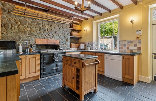 Llandyssiliogogo Cabaña | PENDRE FARMHOUSE, family friendly, with open fire in New Quay