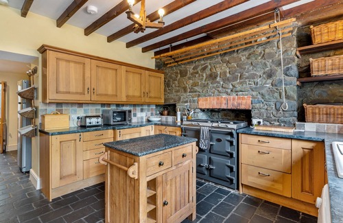 Llandyssiliogogo Cabaña | PENDRE FARMHOUSE, family friendly, with open fire in New Quay
