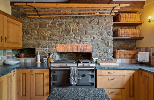 Llandyssiliogogo Cabaña | PENDRE FARMHOUSE, family friendly, with open fire in New Quay