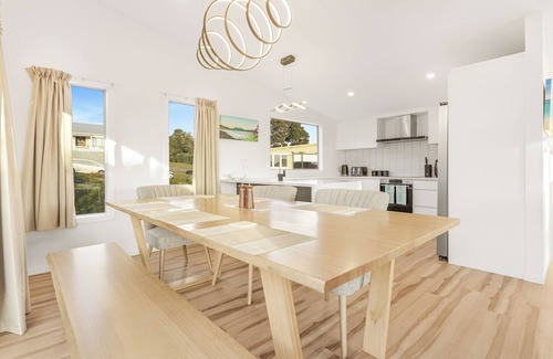 Raglan Casa | Peninsula Paradise - Raglan Holiday Home