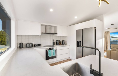 Raglan Casa | Peninsula Paradise - Raglan Holiday Home