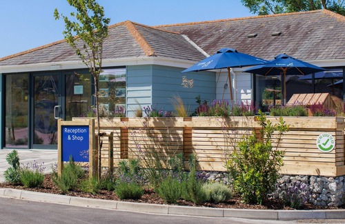 Fowey Cabina | PENMARLAM LODGE RETREAT 14, pet friendly, with hot tub in Bodinnick