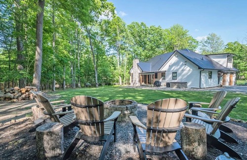 Blakeslee Casa | Penn Cove Dreams: Beautifully Decorated Lake Access Home