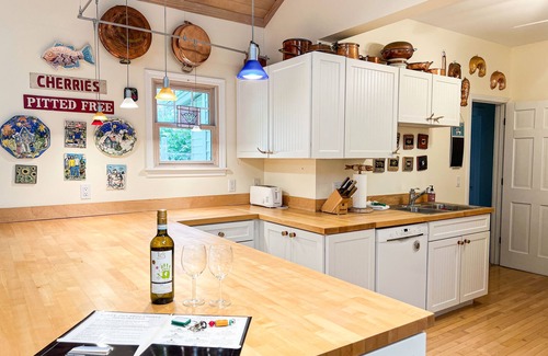 Wequetonsing Casa | Pennsylvania Avenue Place - Large cottage close to town! A/C + WIFI