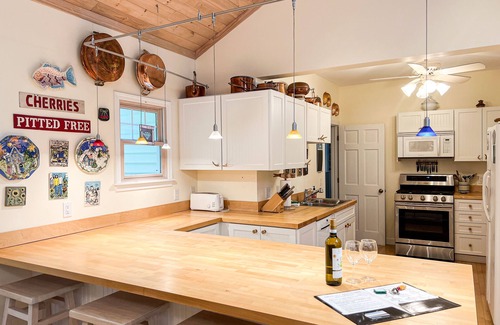 Wequetonsing Casa | Pennsylvania Avenue Place - Large cottage close to town! A/C + WIFI