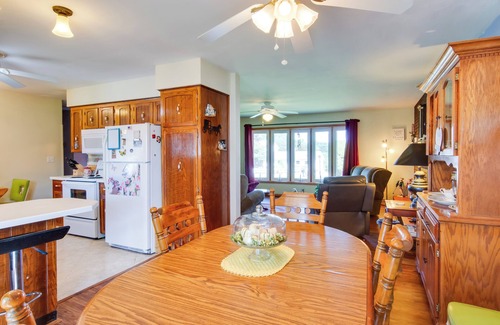 Parker Casa | ¡NUEVO! Acogedora Parker House w / Deck & Spacious Yard!