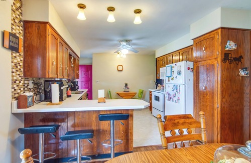 Parker Casa | ¡NUEVO! Acogedora Parker House w / Deck & Spacious Yard!