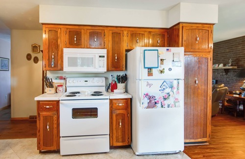 Parker Casa | ¡NUEVO! Acogedora Parker House w / Deck & Spacious Yard!