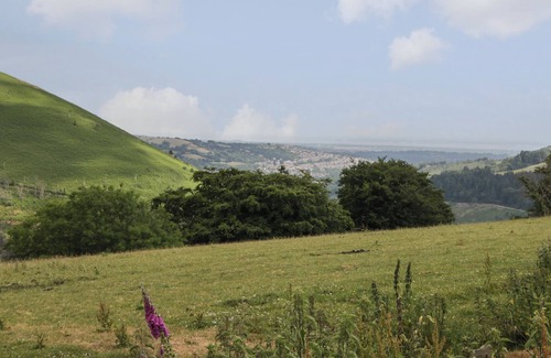 Ynysddu Cabaña | PENRHIWARWYDD BARN, pet friendly, with a garden in Pontywaun