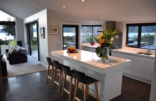 Wanaka Casa | Gran casa familiar con impresionantes vistas al lago Wanaka, acceso directo al lago y spa