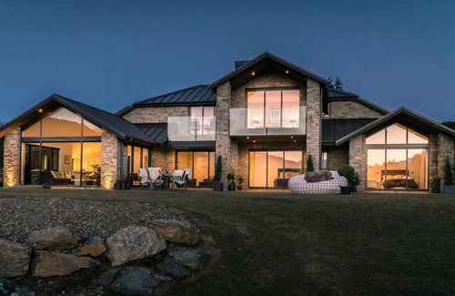 Wanaka Casa | Gran casa familiar con impresionantes vistas al lago Wanaka, acceso directo al lago y spa