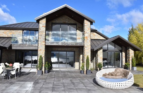 Wanaka Casa | Gran casa familiar con impresionantes vistas al lago Wanaka, acceso directo al lago y spa