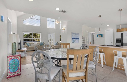 Toilla Segunda Casa | 🌴Pensacola Beach Getaway | Spacious Home w/Loft + Balcony 🌴Blue Heron