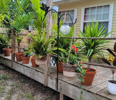 Warrington Casa | Pensacola hidden gem cottage 3 minutes from Navy Base, pet friendly