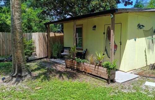 Warrington Casa | Pensacola hidden gem cottage 3 minutes from Navy Base, pet friendly