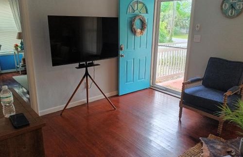 Warrington Casa | Pensacola hidden gem cottage 3 minutes from Navy Base, pet friendly