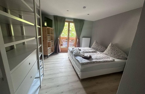 Leogang Cama Y Desayuno | Pension Haus Tirol - family room, shower, WC, 2 bedrooms