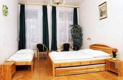 Zizkov Hotel | Pension Prague City