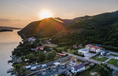 Pojejena Casa | Pensiunea Petra- Clisura Dunarii