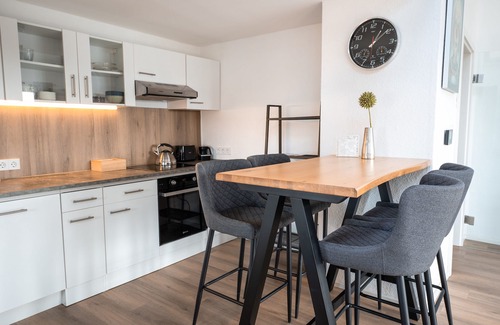 Mitte Apartamento | Penthouse am Stadtwald, EBK, Internet, TV, 24h check-in