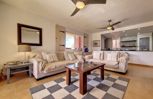 Mar de Cristal Apartamento | Apartamento ático, vista a la piscina, Wi-Fi, estacionamiento.