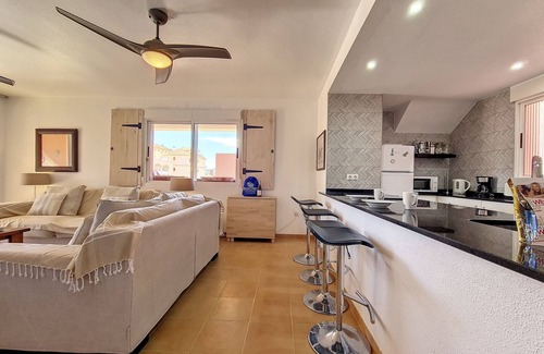 Mar de Cristal Apartamento | Apartamento ático, vista a la piscina, Wi-Fi, estacionamiento.