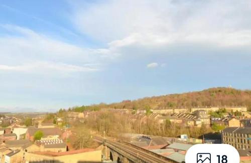 Dewsbury Apartamento | PENTHOUSE APARTMENT - FREE GARAGED Parking - BALCONY - GYM