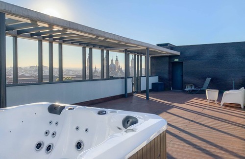 Barrio de Jesus Apartamento | Penthouse best views of Pilar jacuzzi and garage