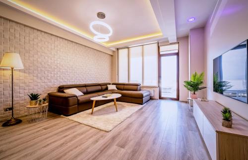 Tractorul Apartamento | Penthouse Chic by Landev