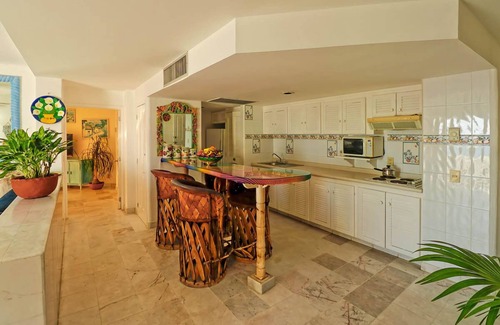 Ixtapa Condominio | Penthouse Condo Ocean & Beach front views. Located on Hotel Row