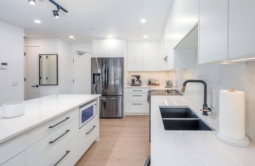 Kelowna Central Business District Condominio | Penthouse Condo with vaulted ceiling on the Lakefront Downtown Kelowna