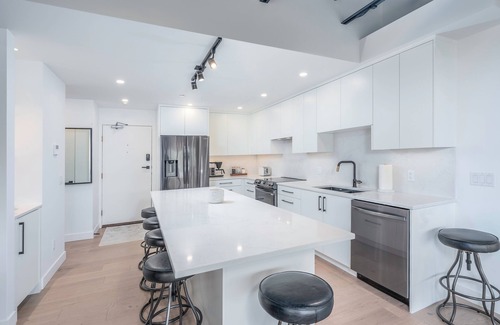Kelowna Central Business District Condominio | Penthouse Condo with vaulted ceiling on the Lakefront Downtown Kelowna