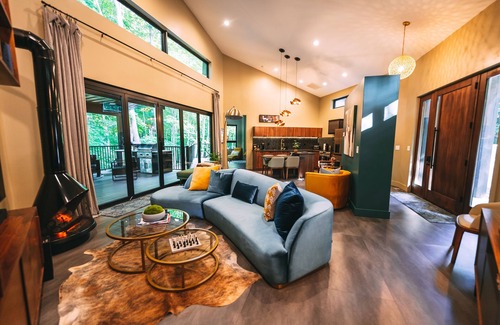 Laurelville Cabina | Penthouse in the Trees : 15 minutes to Hocking Hills State Park : Stunning Views