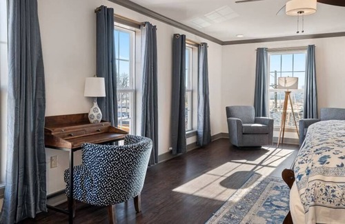 Parkville Apartamento | Penthouse King Studio On Main w/ Sweeping Views!