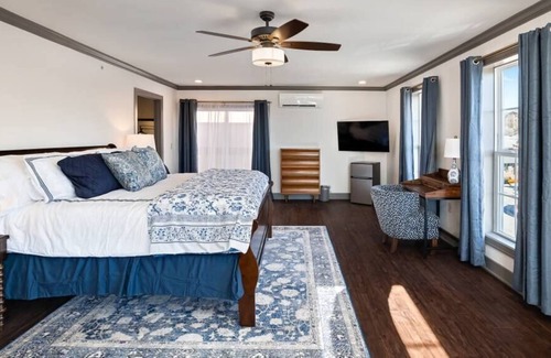 Parkville Apartamento | Penthouse King Studio On Main w/ Sweeping Views!