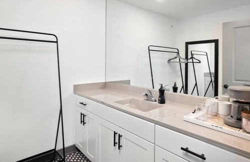 Parkville Apartamento | Penthouse King Studio On Main w/ Sweeping Views!