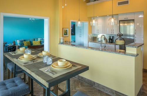 Estate Enighed Condominio | Penthouse King Suite! ¡Completamente remodelado en 2018! Reserva con todas las comodidades!