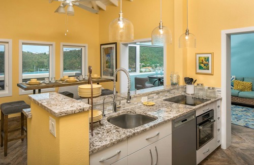 Estate Enighed Condominio | Penthouse King Suite! ¡Completamente remodelado en 2018! Reserva con todas las comodidades!