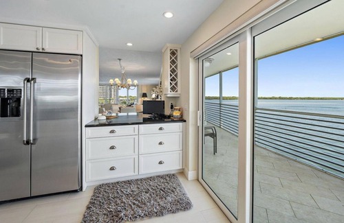North Palm Beach Condominio | Penthouse Lake Worth Waterfront Condo with Panoramic Views & Large Covered Porch