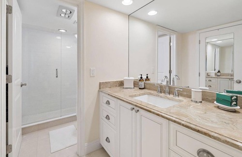 North Palm Beach Condominio | Penthouse Lake Worth Waterfront Condo with Panoramic Views & Large Covered Porch