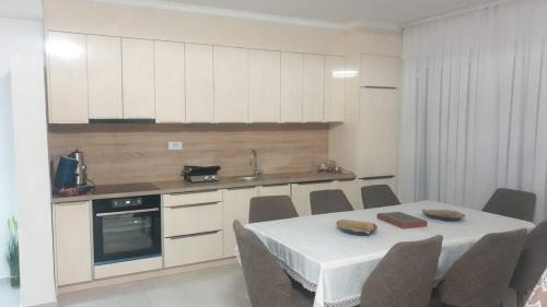 Dushanovë Apartamento | Penthouse Living in Lofty Heights