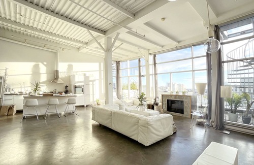 Gastown Condominio | Penthouse loft with deck, rooftop and fireplace in historic Gastown, Vancouver.
