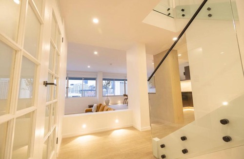 Spring Hill Apartamento | Penthouse - Luxury 2 Storey -3 Bedroom Sky home!