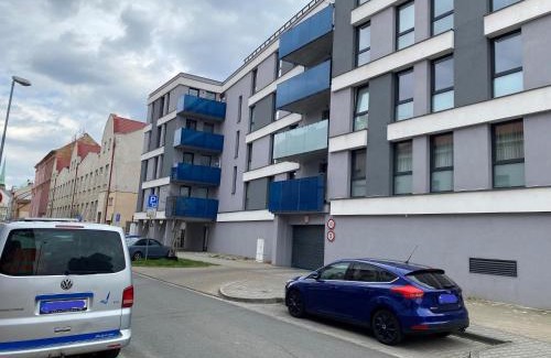 Old Town Plzen Apartamento | Penthouse mit Balkon in zentraler Lage in Pilsen