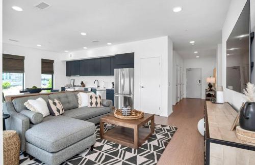 North Capitol Casa | Penthouse River View Walk Downtown, Garage Parking