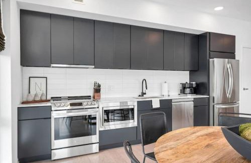 North Capitol Casa | Penthouse River View Walk Downtown, Garage Parking