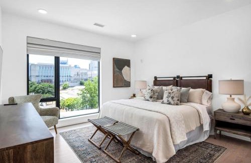 North Capitol Casa | Penthouse River View Walk Downtown, Garage Parking