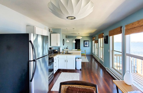 Arnolds Park Condominio | Penthouse Suite, gorgeous West Lake Okoboji views, 1 BDRM above shopping center